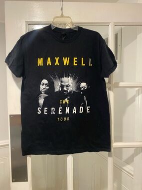 Gildan size Medium T-shirt  unisex good condition
